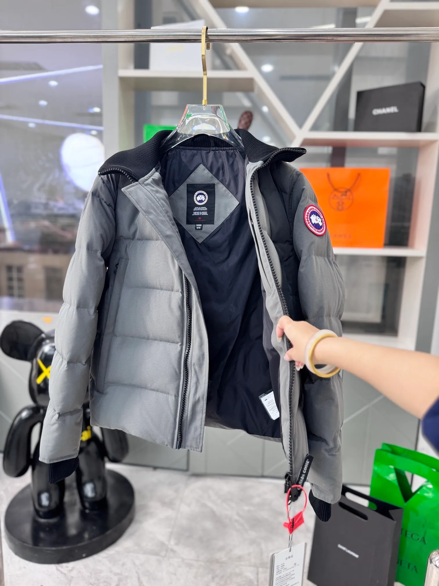 P740 ganand goose42 new short style for men. The most popular autumn and winter items on Instagram in recent years. More and more people are choosing down jackets. Fur collar: wolf hair! Super 3D technology waterproof fabric treatment, perfect wind resistance, cold resistance, and super temperature resistance! Built-in plush thermal storage and warmth, fast heating and quick warming up! Personalized design, exquisite craftsmanship, smooth to the touch, and comfortable on the skin. Double-layer windproof cuffs, windproof and antifreeze! The pocket design is beautiful and practical. Down jackets have been the most popular thermal suit in the world in the past two years, and they have far surpassed the down jackets in the kingdom. At the same time, the style is classic and never goes out of style. Don’t be afraid of this cold winter, you only need a down jacket and you can get it done. Black: lime, black, graphite gray Size: s-3xl